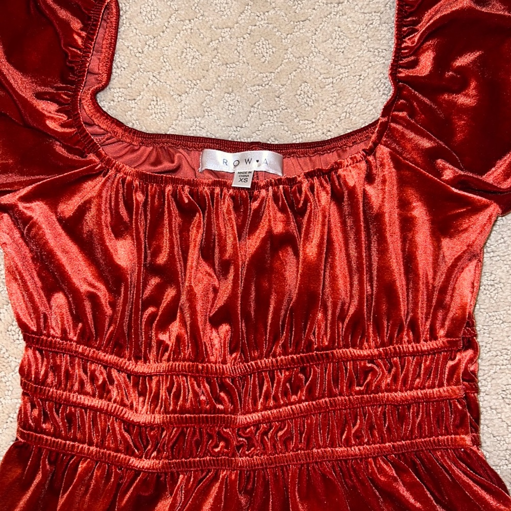 Top with ruffle sleeves, scrunched waist, perfect for dinners and going out.
